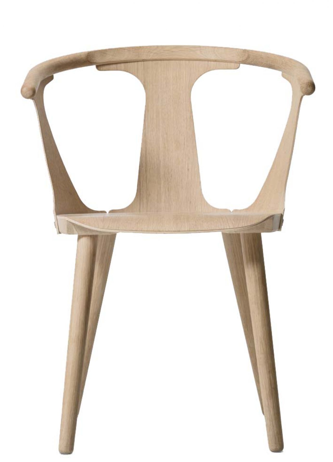 Frontansicht des hellen In Between Chair Stuhl SK1 von AndTradition aus massivem Holz.
